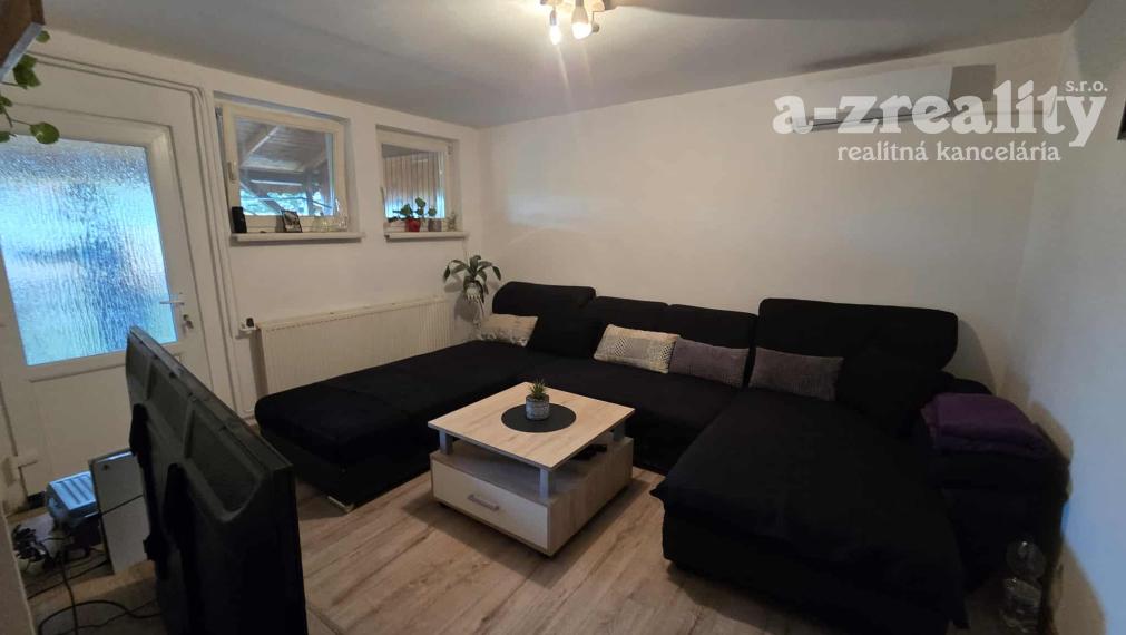 Ponúkame na predaj rodinný dom v Zlatnej na Ostrove