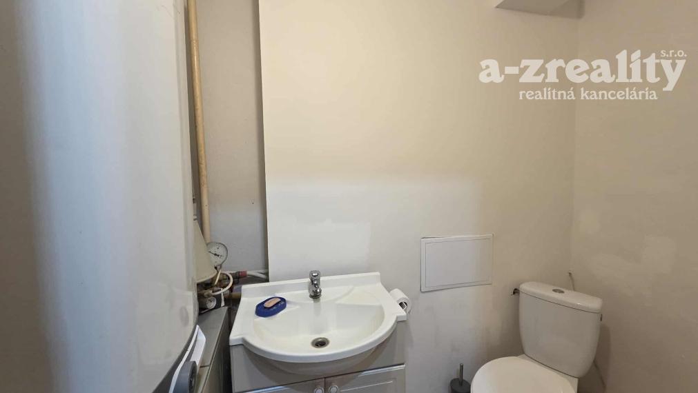 Ponúkame na predaj rodinný dom v Zlatnej na Ostrove