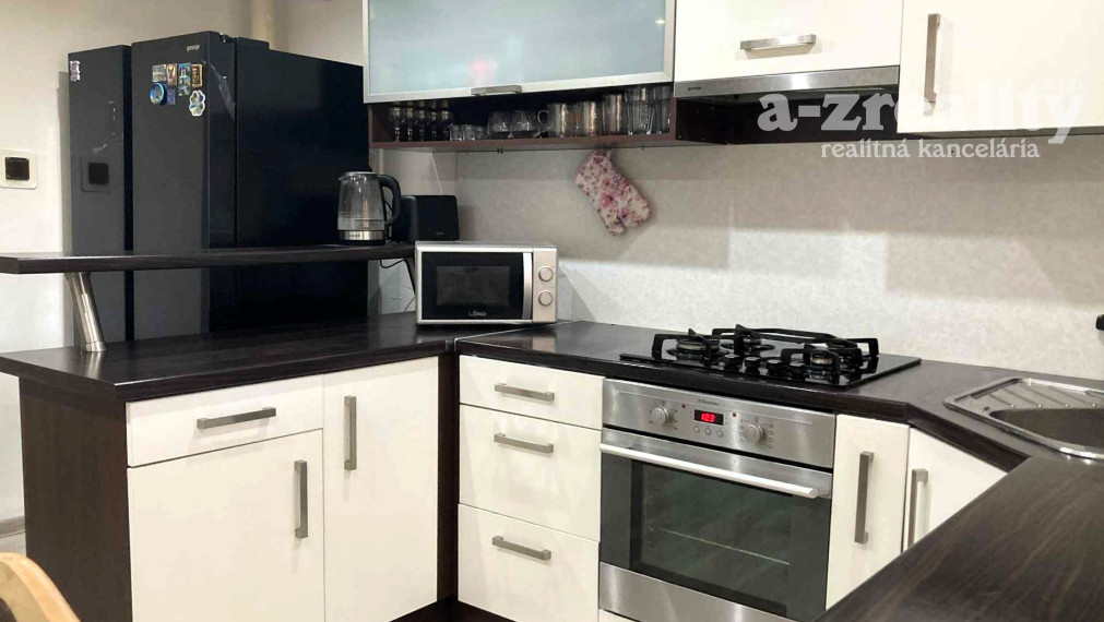 Ponúkame na predaj rodinný dom v Zlatnej na Ostrove