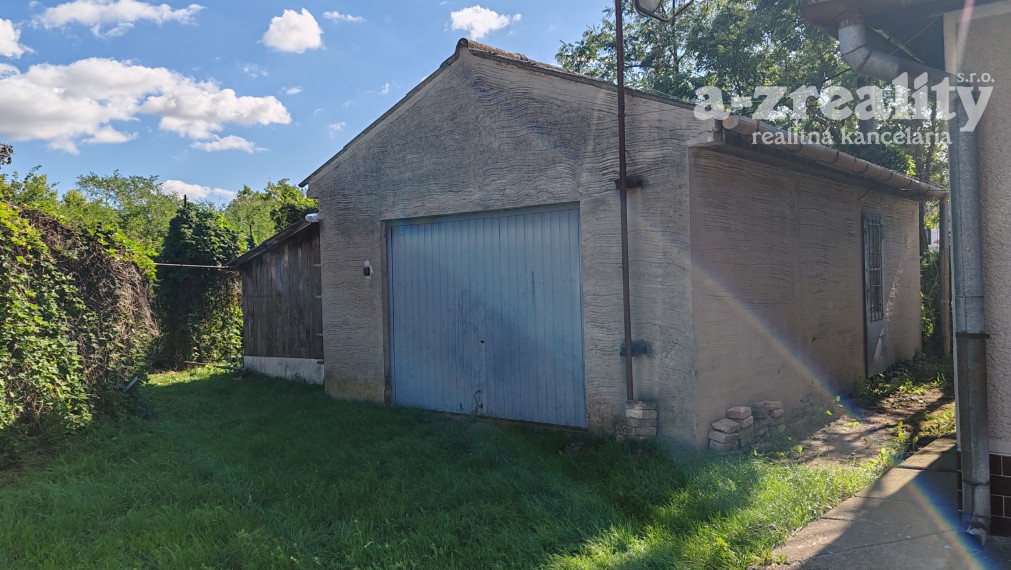 Rodinný dom s garážou na predaj v Marcelovej