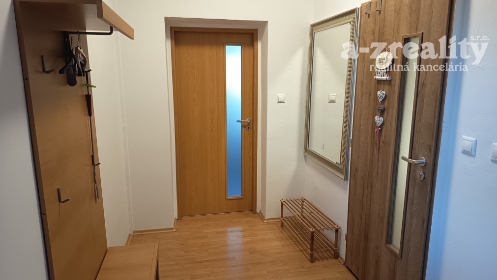 Na prenájom zariadený 1 izb.byt v RD v N.Zámkoch