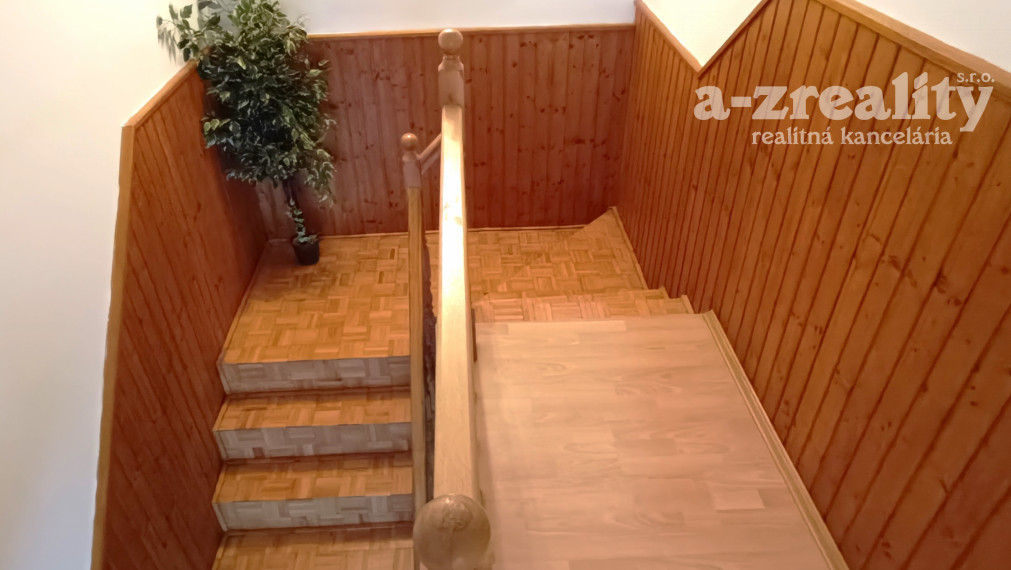 Na prenájom veľký rodinný dom v obci Dvory nad Žitavou