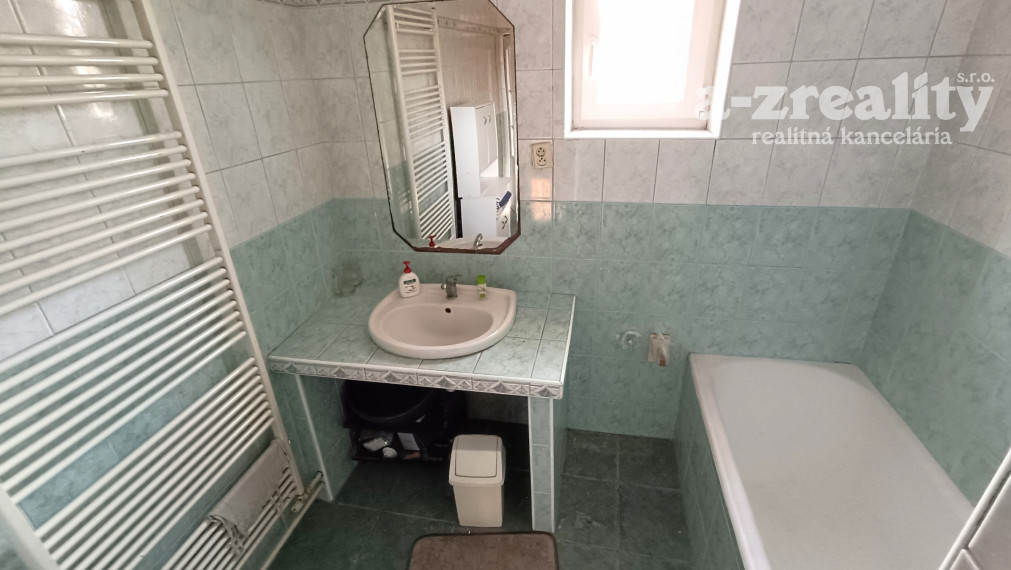 Na prenájom veľký rodinný dom v obci Dvory nad Žitavou