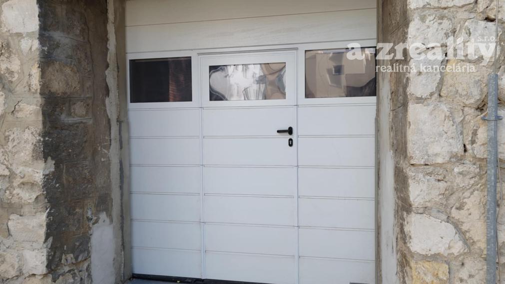 Garáž v centre mesta Komárno na prenájom