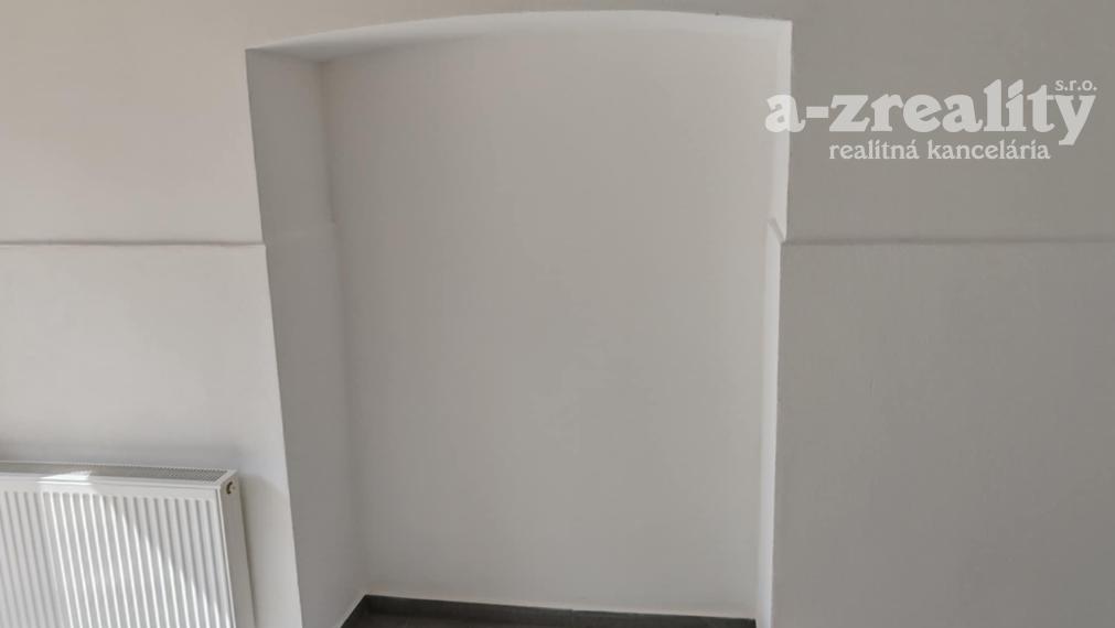 Garáž v centre mesta Komárno na prenájom