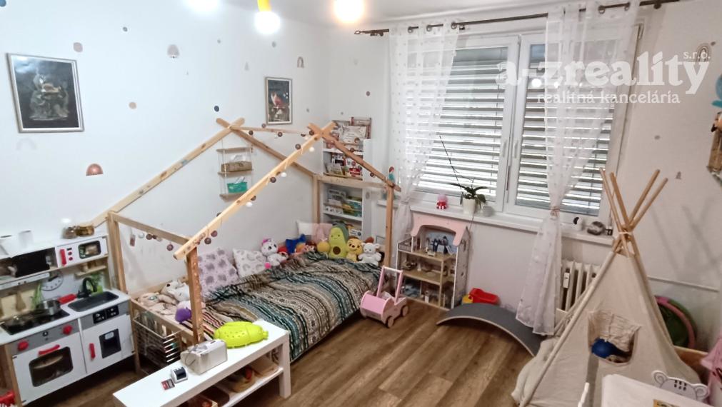 Na predaj zrekonštruovaný 3 izbový byt v Nových Zámkoch