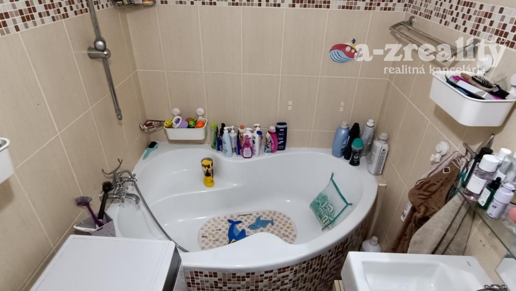 Na predaj zrekonštruovaný 3 izbový byt v Nových Zámkoch