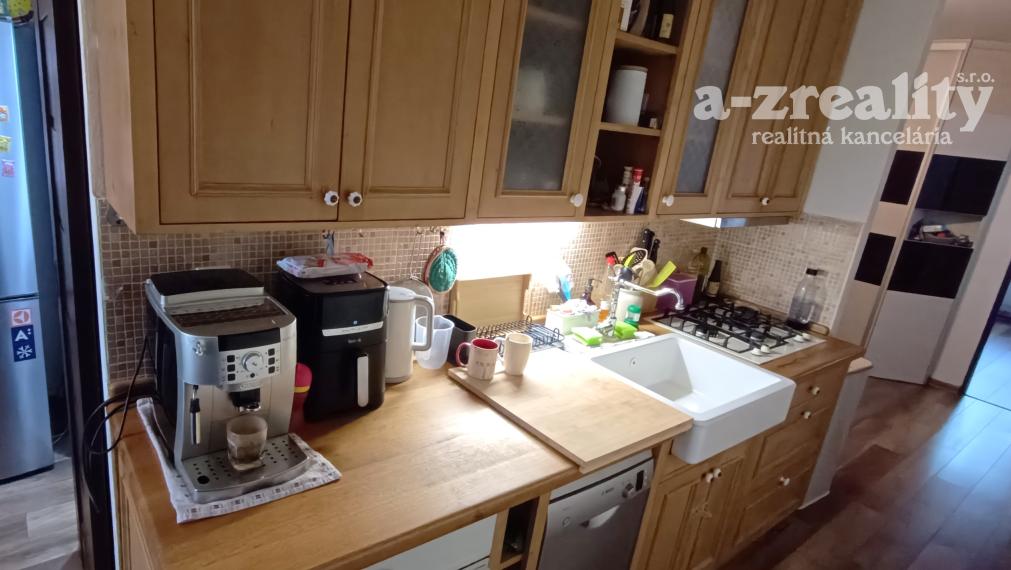 Na predaj zrekonštruovaný 3 izbový byt v Nových Zámkoch