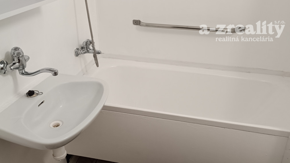 Prenájom 2 izbového bytu na sídlisku JUH v Nových Zámkoch,