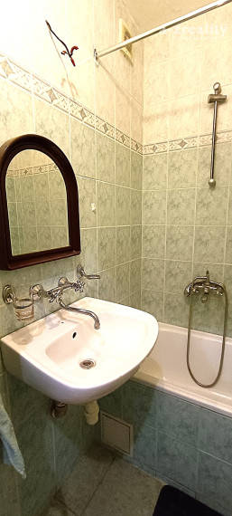 Prenájom 2 izbového bytu na prednádraží v Nových Zámkoch.