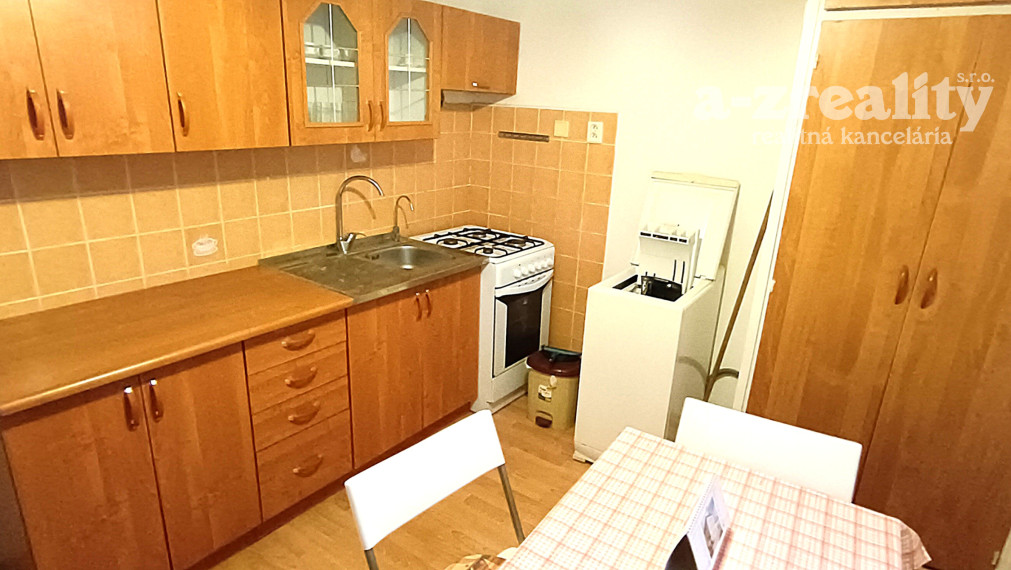 Prenájom 2 izbového bytu na prednádraží v Nových Zámkoch.