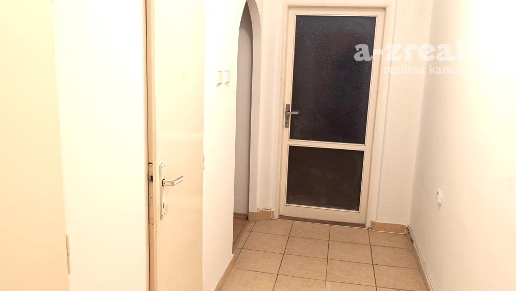 Prenájom 2 izbového bytu na prednádraží v Nových Zámkoch.