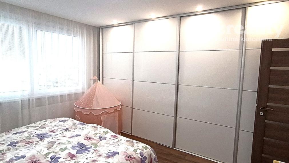 Na predaj zrekonštruovaný veľký 3 izbový byt v Nových Zámkoch