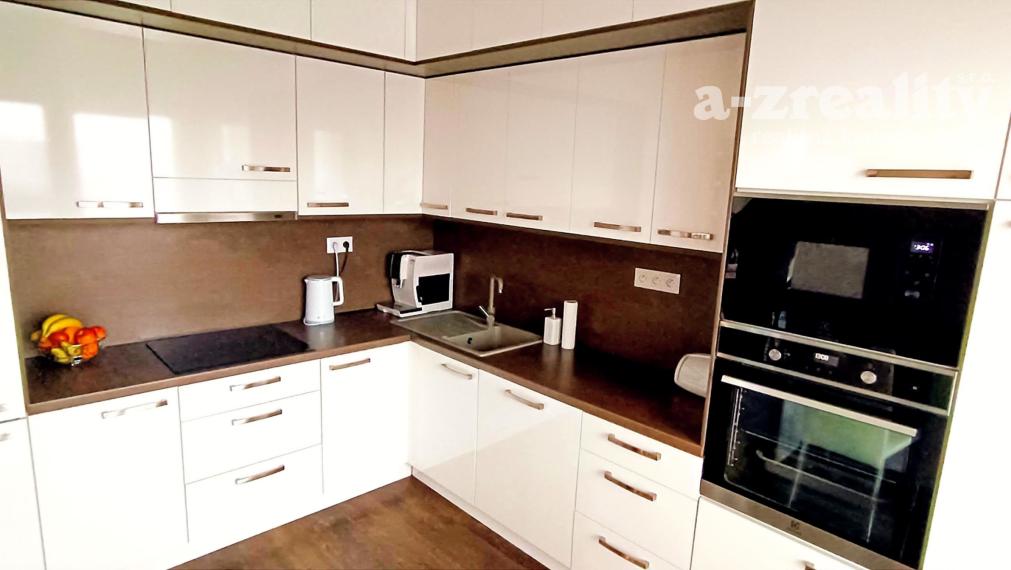 Na predaj zrekonštruovaný veľký 3 izbový byt v Nových Zámkoch