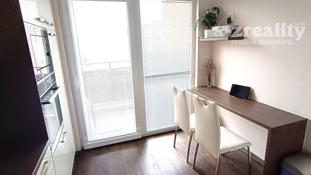 Na predaj zrekonštruovaný veľký 3 izbový byt v Nových Zámkoch