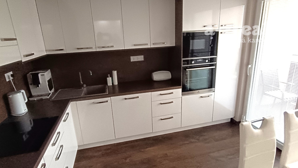 Na predaj zrekonštruovaný veľký 3 izbový byt v Nových Zámkoch