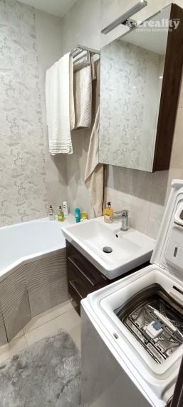 Na predaj zrekonštruovaný veľký 3 izbový byt v Nových Zámkoch