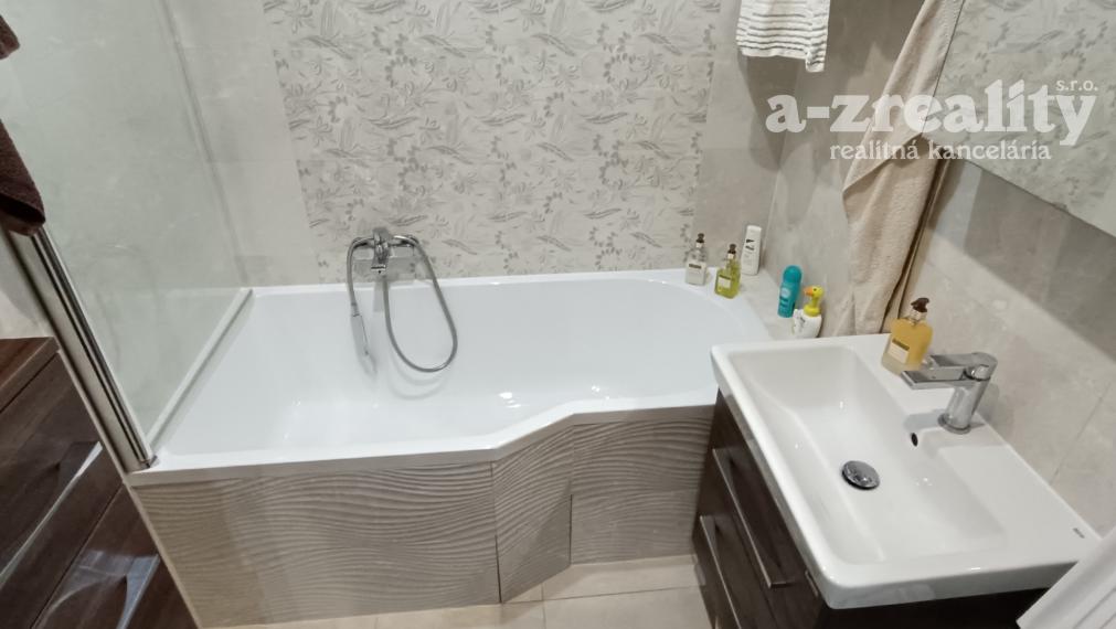 Na predaj zrekonštruovaný veľký 3 izbový byt v Nových Zámkoch