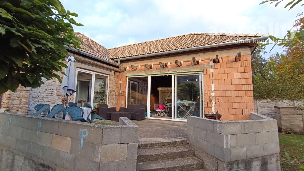 Na predaj čiastočne zrekonštruovaný rodinný dom v Jatove