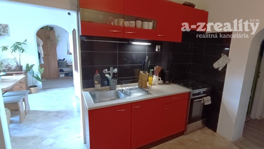 4-izbový dom s prístavbou, garážou a bazénom  v Jatove