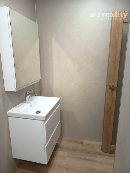 Na prenájom zrekonštruovaný veľký 3 izbový byt v Nových Zámkoch