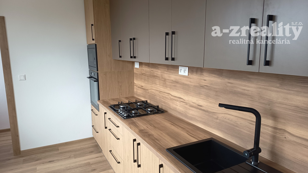 Na prenájom zrekonštruovaný veľký 3 izbový byt v Nových Zámkoch