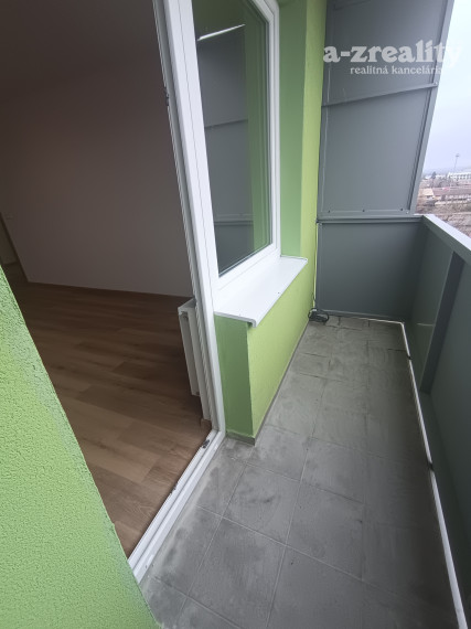 Na prenájom zrekonštruovaný veľký 3 izbový byt v Nových Zámkoch