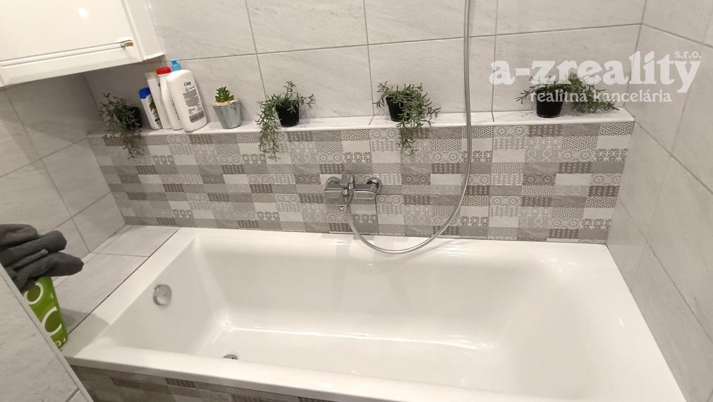 Na predaj zrekonštruovaný 3 izbový byt v Nových Zámkoch