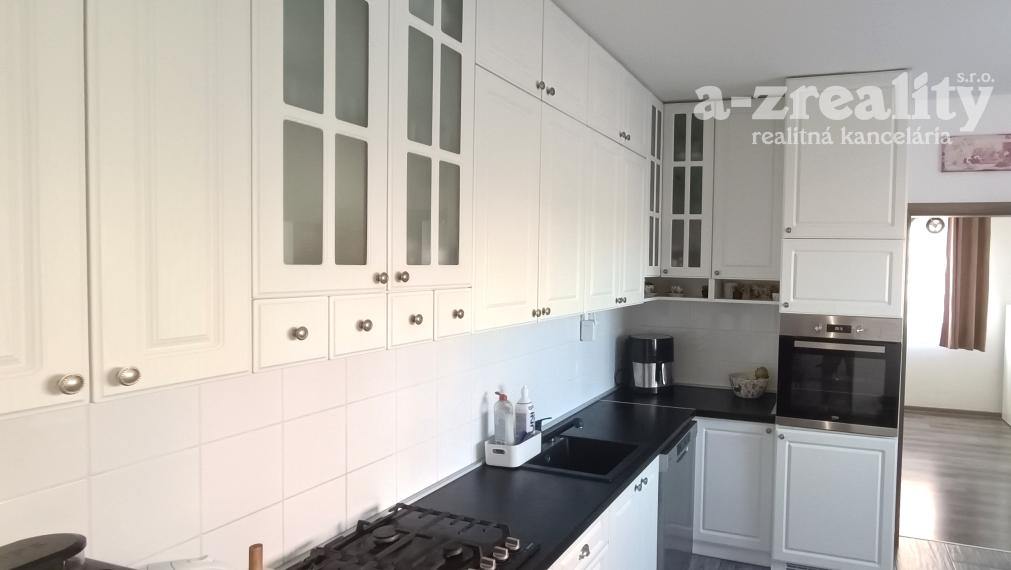 Na predaj zrekonštruovaný 3 izbový byt v Nových Zámkoch