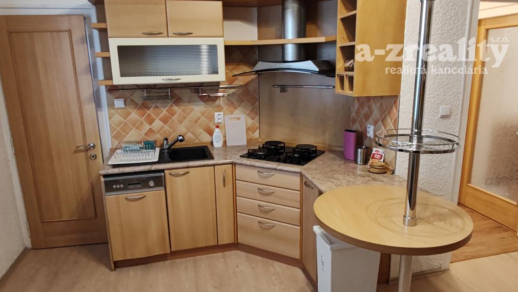 Zariadený veľký  2 izbový byt na prenájom v Komárne