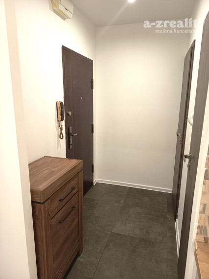 Na prenájom 1 izbový byt v Nových Zámkoch