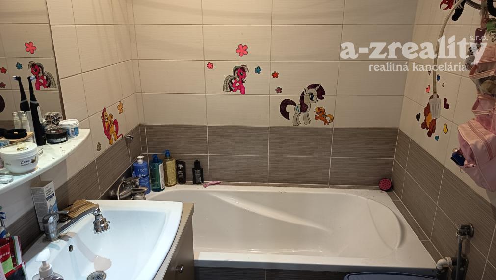 Na predaj 3 izbový byt s balkónom v Nových Zámkoch