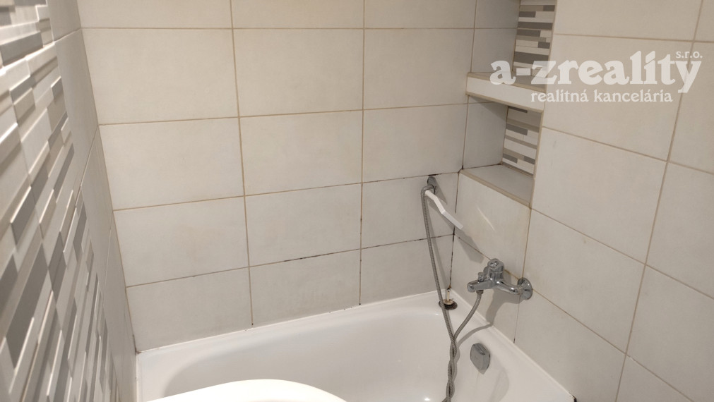 Na prenájom 1 izbový zariadený byt v Nových Zámkoch