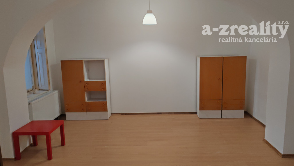 Veľký 1 izbový byt v dome so záhradou na prenájom