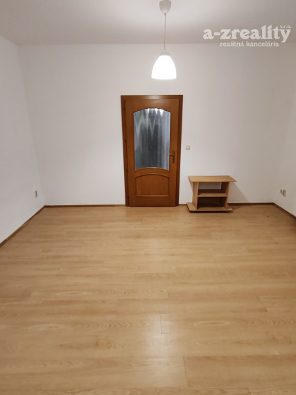 Veľký 1 izbový byt v dome so záhradou na prenájom