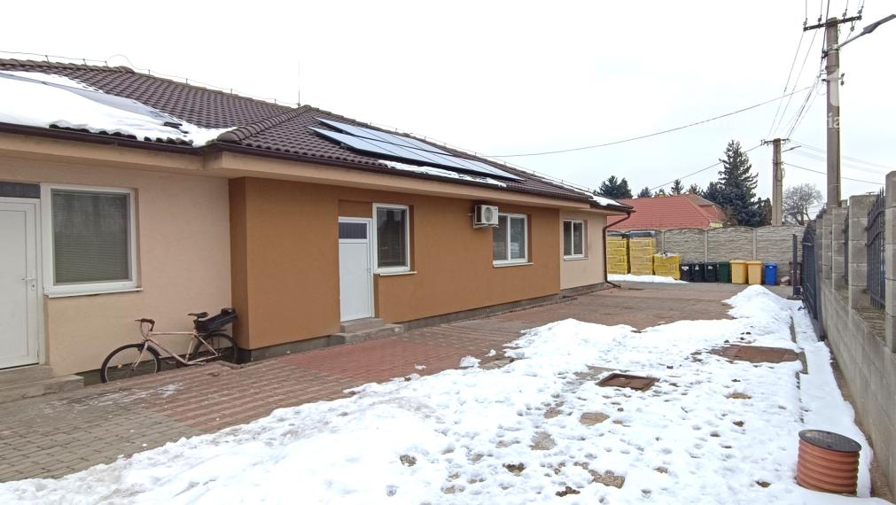 Na predaj veľký rodinný dom s dielňami v obci Dvory nad Žitavou