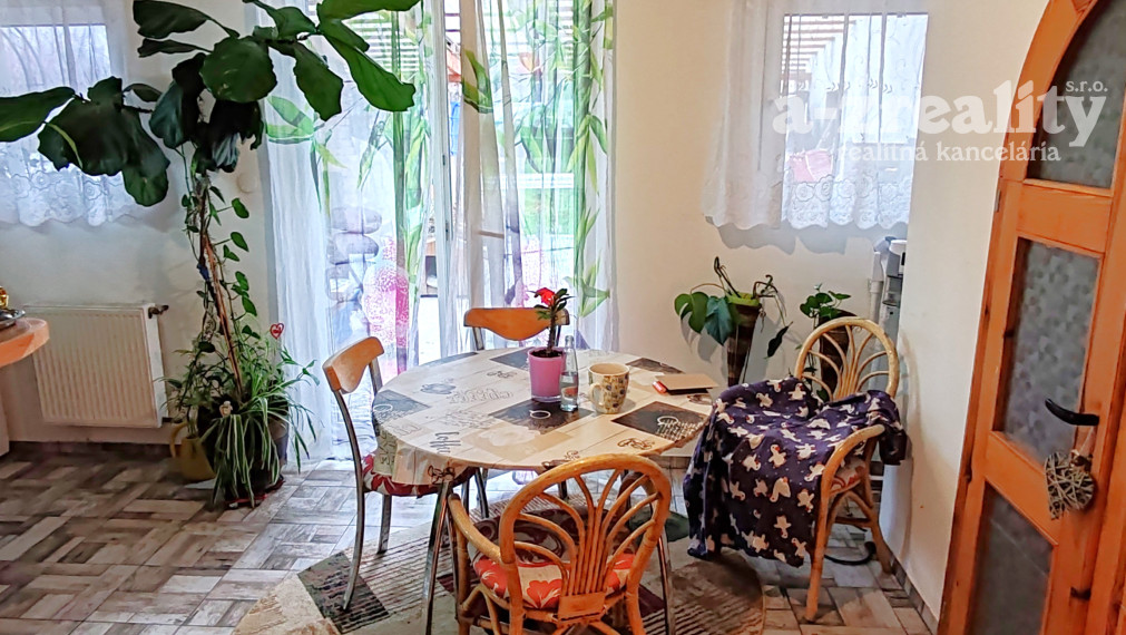 Znížená cena! Dom so 4 izbami a terasou v Komárne