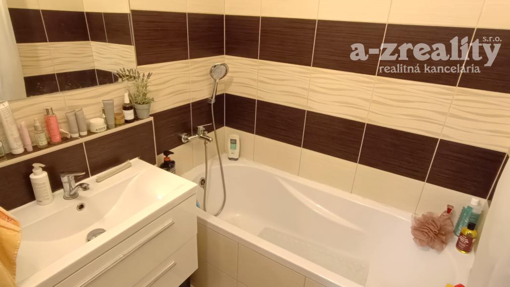 Na predaj zrekonštruovaný 2 izbový byt s balkónom v Nových Zámkoch