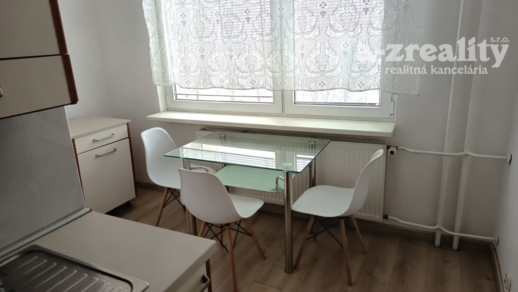 Na prenájom zariadený 2 izbový byt s loggiou v Nových Zámkoch