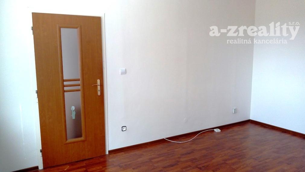 Na prenájom nezariadený 1 izbový byt s balkónom v Nových Zámkoch