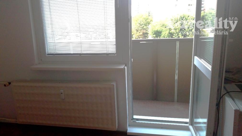 Na prenájom nezariadený 1 izbový byt s balkónom v Nových Zámkoch