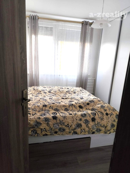 Na predaj zrekonštruovaný 3 izbový byt v Nových Zámkoch