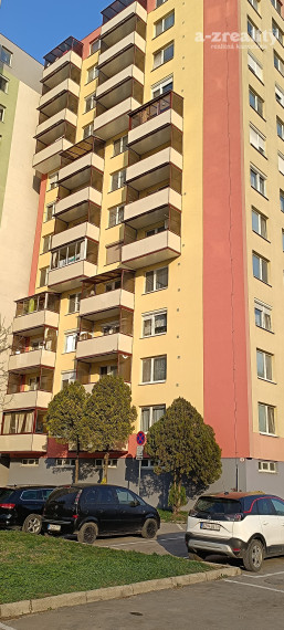 Na predaj zrekonštruovaný 3 izbový byt v Nových Zámkoch