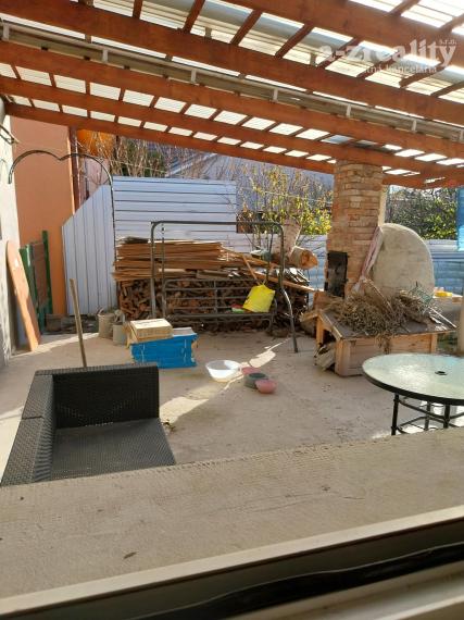 Znížená cena! Dom so 4 izbami a terasou v Komárne