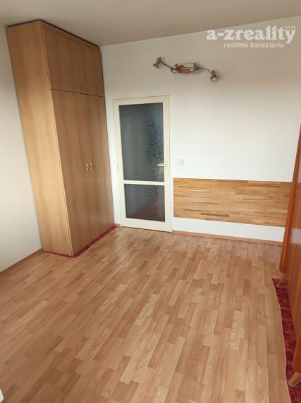 Ponúkame na predaj svetlý 3 izbový byt v Komárne