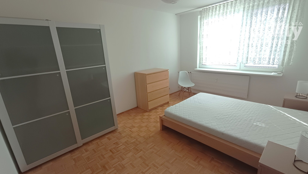 Na prenájom zariadený 2 izbový byt s loggiou v Nových Zámkoch