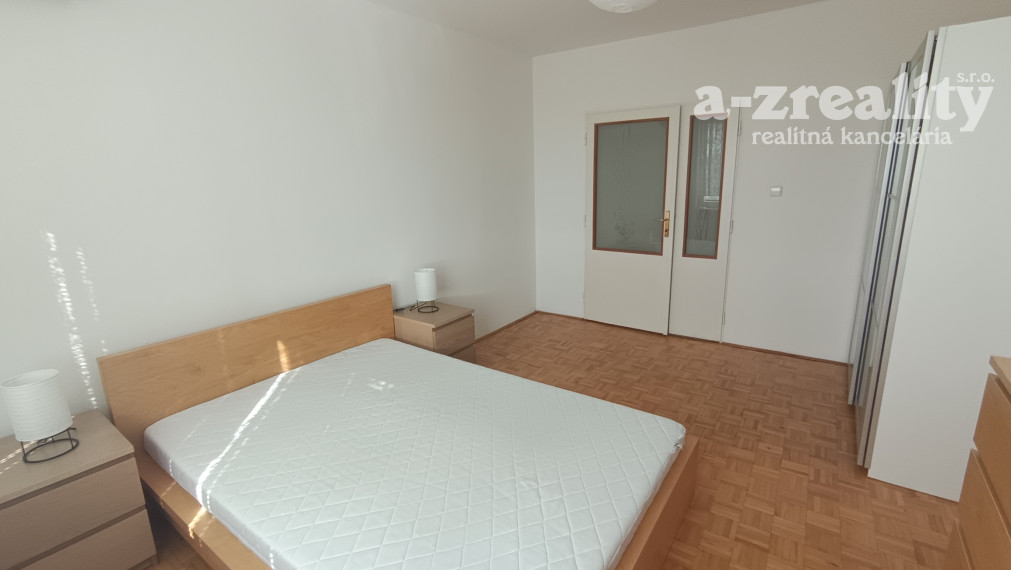 Na prenájom zariadený 2 izbový byt s loggiou v Nových Zámkoch