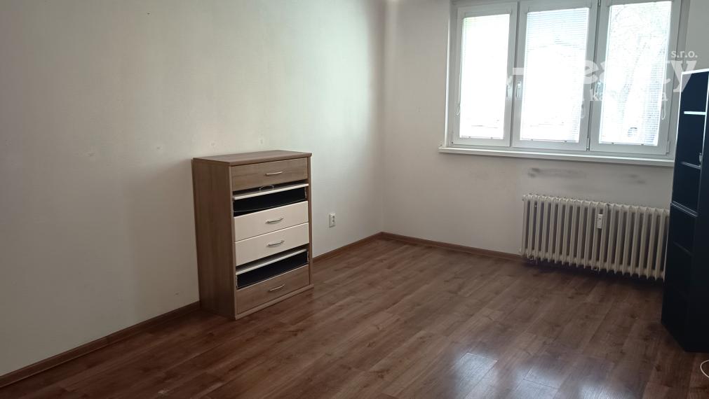 Na prenájom nezariadený 1 izbový byt v Nových Zámkoch