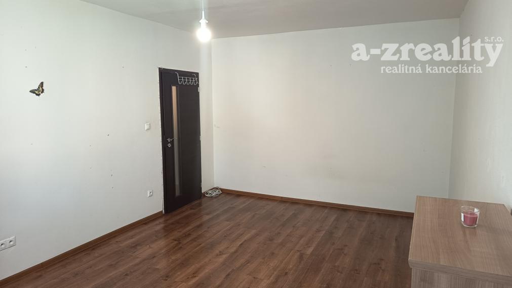 Na prenájom nezariadený 1 izbový byt v Nových Zámkoch