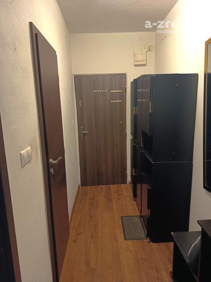 Na prenájom nezariadený 1 izbový byt v Nových Zámkoch